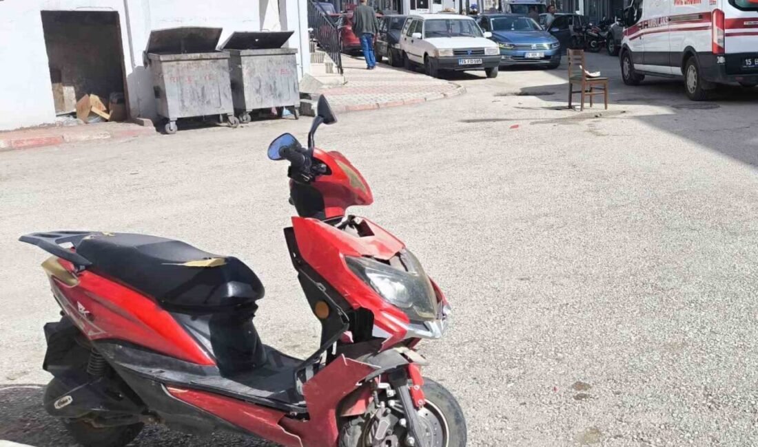 Burdur’un Tefenni ilçesinde otomobil ile elektrikli motosikletin çarpışması sonucu 2