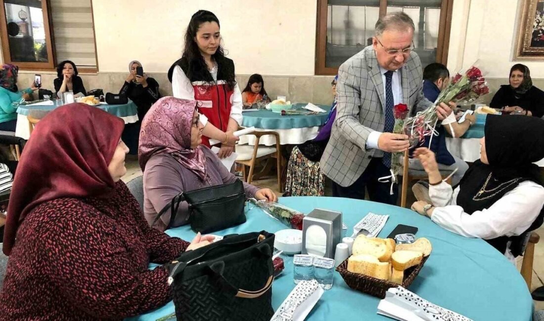 Mersin’in Erdemli ilçesinde şehit ve gazi annelerinin Anneler Günü, güllerle
