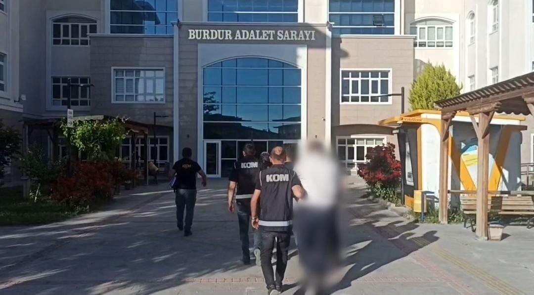 Burdur’da İl Göç İdaresi’nde görevli bir memur ile yabancı şahısları