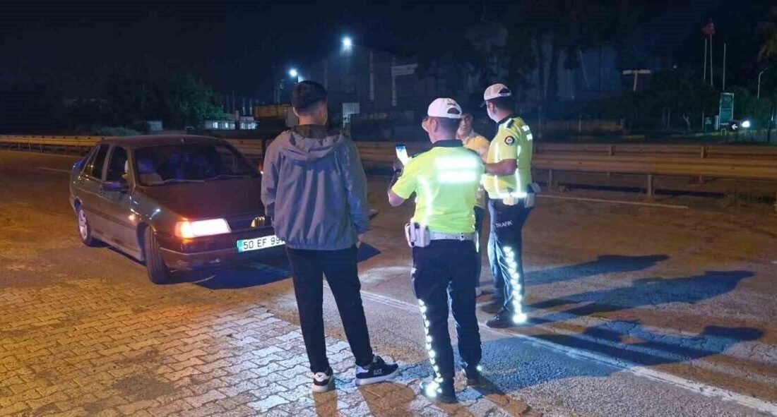 Hatay’da polis ekiplerinin yaptıkları denetimlerde farının biri yanmayan araç sürücüsüne