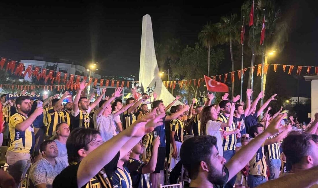 Alanya’daki Fenerbahçeliler, Euroleague’deki şampiyonluk maçını Alanya Belediyesi’nin kurduğu dev ekrandan