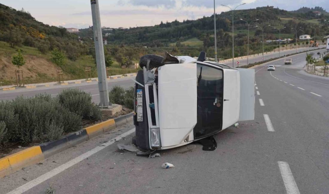 Hatay’ın Antakya ilçesinde kaldırıma çarparak yan yatan Fiat Tofaş marka