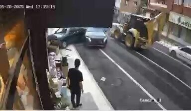 Hatay’da freni arızalanan kepçe sürücüsünün kontrolünden çıkarak park halindeki ve