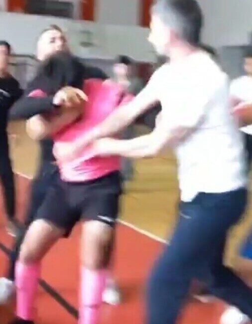Kahramanmaraş’ta okullar arası futsal turnuvasında öğretmen ve hakem arasında yumruklu