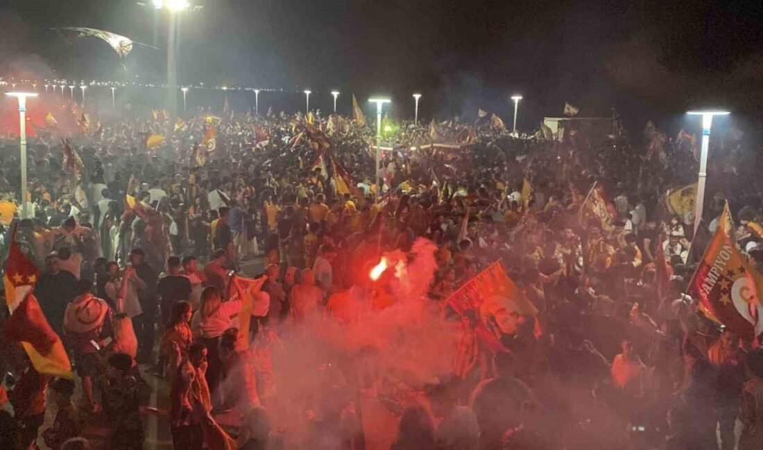 Galatasaray’ın şampiyonluğu Mersin’de coşkuyla kutlanırken, taraftarlar araç konvoyu yaparak şehir