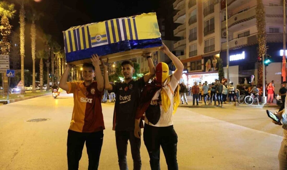 Şampiyonluğunu ilan eden Galatasaray’ın Adana Kozan’daki bazı taraftarları, Fenerbahçe bayrağını