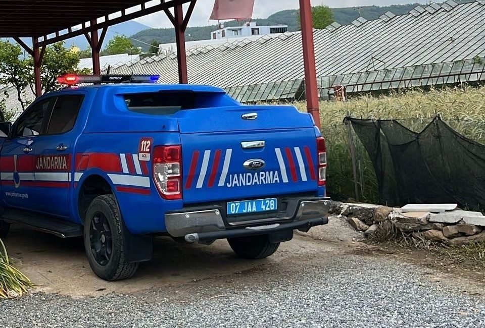 Antalya’nın Gazipaşa ilçesinde 2 çocuk babası, depo içerisinde iple asılı