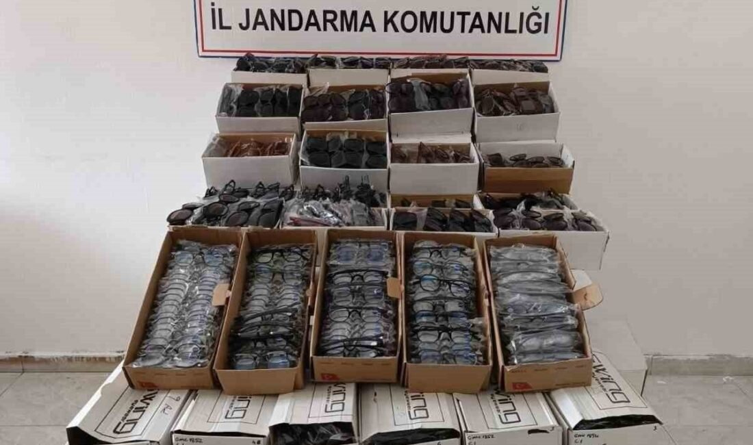 Antalya’nın Gazipaşa ilçesinde durdurulan bir araçta 2 bin 500 kaçak