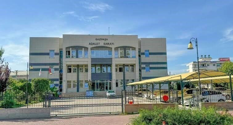 Antalya’nın Gazipaşa ilçesinde teknik takiple yakalanan 2 şüphelinin üzerinde A4