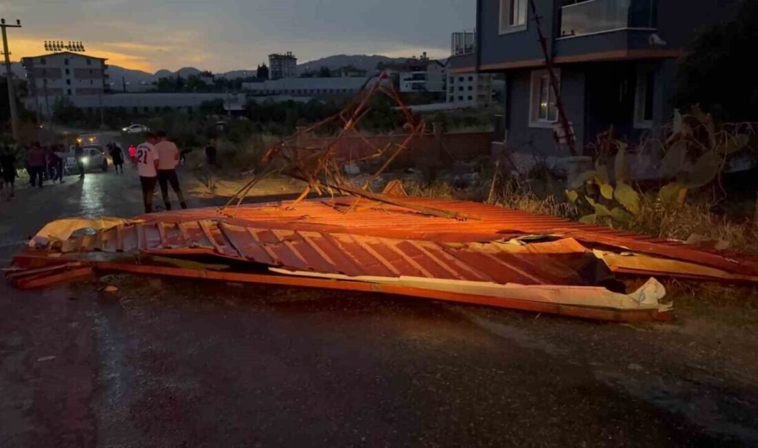 Antalya’nın Gazipaşa ilçesinde akşam saatlerinde etkili olan hortum, evlere ve