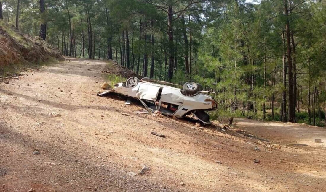Antalya’nın Gazipaşa ilçesinde kontrolden çıkarak 15 metrelik şarampole devrilen otomobilin