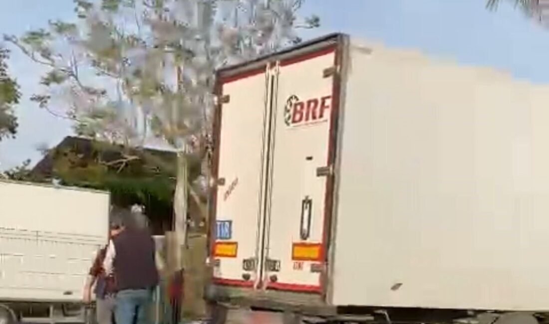 Antalya’nın Gazipaşa ilçesinde sürücüsünün bir anlık dikkatsizliği sonucu kontrolden çıkan