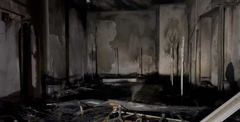 Hatay’da gelinlikçide çıkan yangında yüzlerce gelinlik alev alev yandı. Depremzede