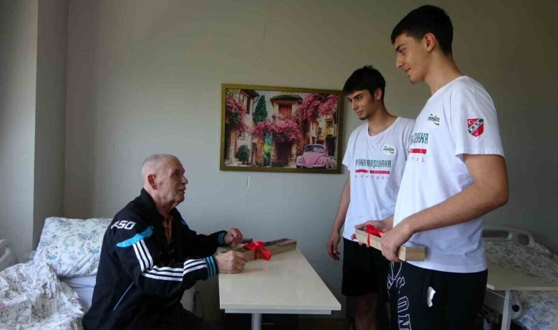 Türkiye Basketbol Şampiyonası’na katılmak üzere Mersin’e gelen genç basketbolcular, bir