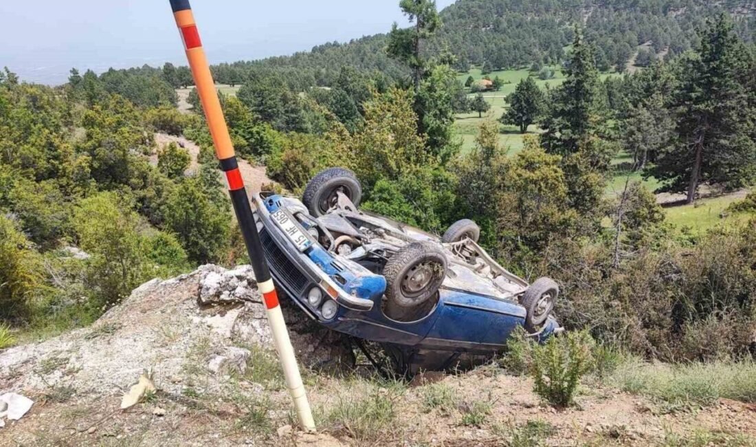 Burdur’un Gölhisar ilçesinde şarampole devrilen otomobilde bulunan 2 kişi hafif