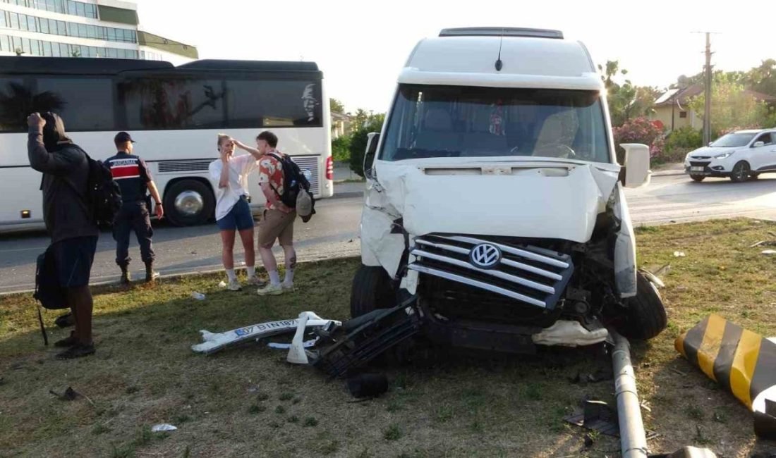 Manavgat’ta tur minibüsü ile hafif ticari aracın çarpışması sonucu meydana