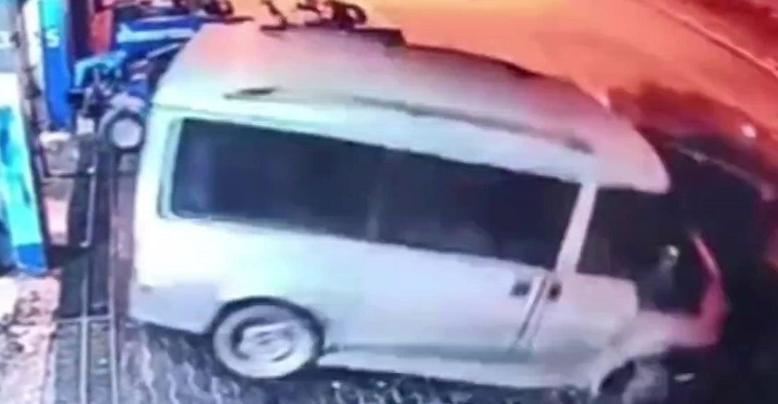 Hatay’da sürücüsünün direksiyon hakimiyetini kaybettiği hafif ticari aracın park halindeki