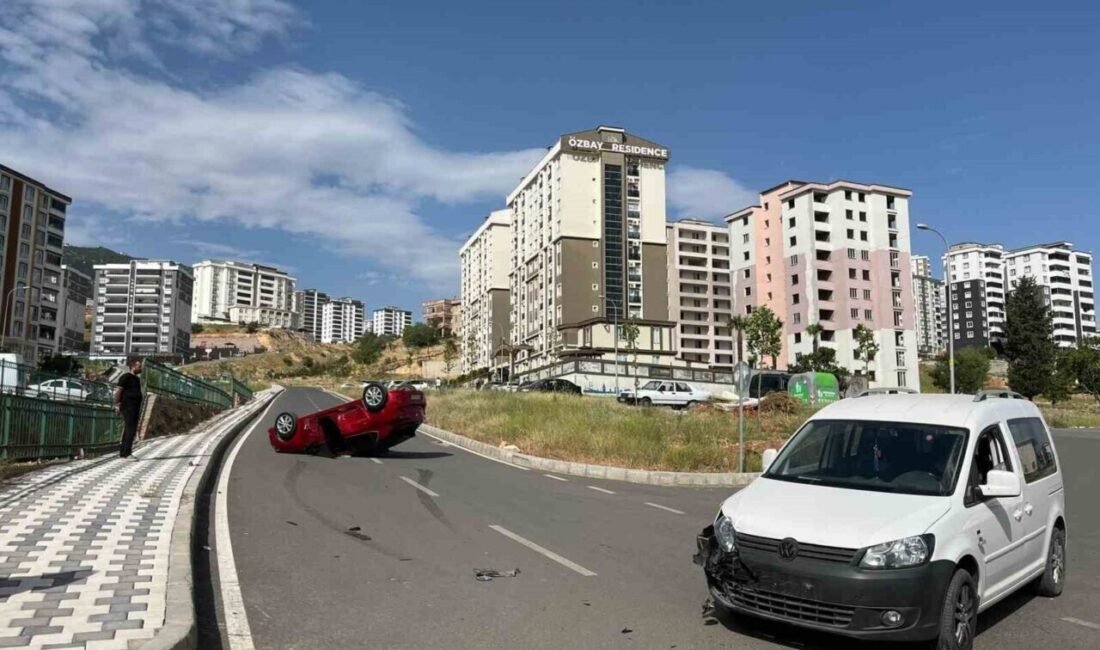 Kahramanmaraş’ta hafif ticari araçla çarpışıp takla atan otomobilin sürücüsü yaralandı.