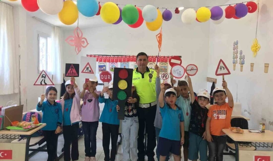 Hatay’da polis memuru tarafından ilkokul öğrencilerine trafik eğitimi verildi. Trafik