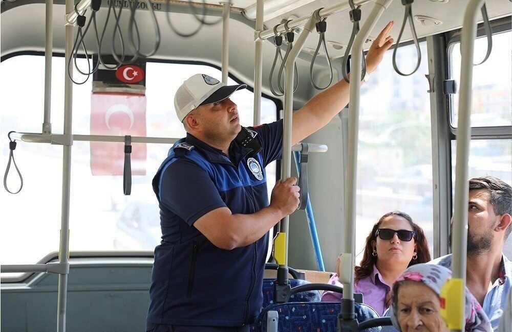 Hatay’da havaların ısınmasıyla birlikte toplu ulaşım araçlarında ihtiyaç haine gelen