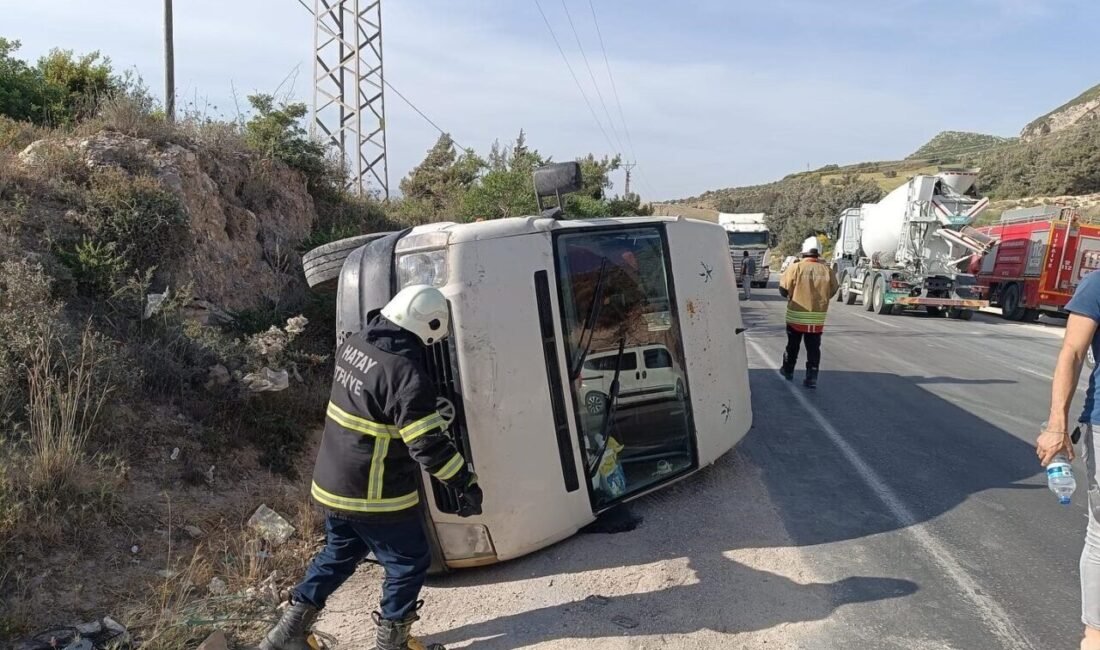 Hatay’da 2 minibüsün çarpışması sonucu yaşanan kazada 3 kişi yaralandı.
