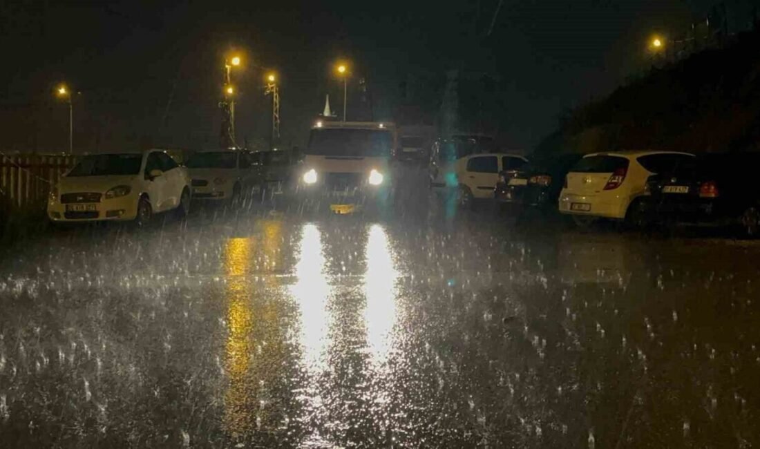Hatay’da akşam saatlerinde etkisini hissettiren dolu yağışı yolları beyaza bürüdü.
