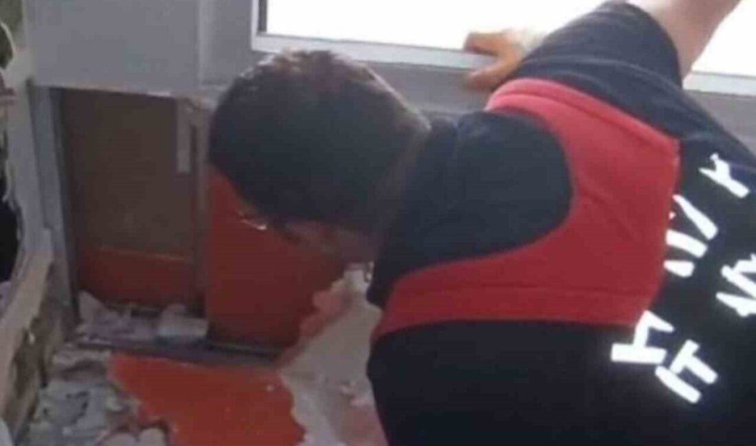 Hatay’da havalandırma boşluğuna düşen kedi duvar kırılarak kurtarıldı Arsuz ilçesi