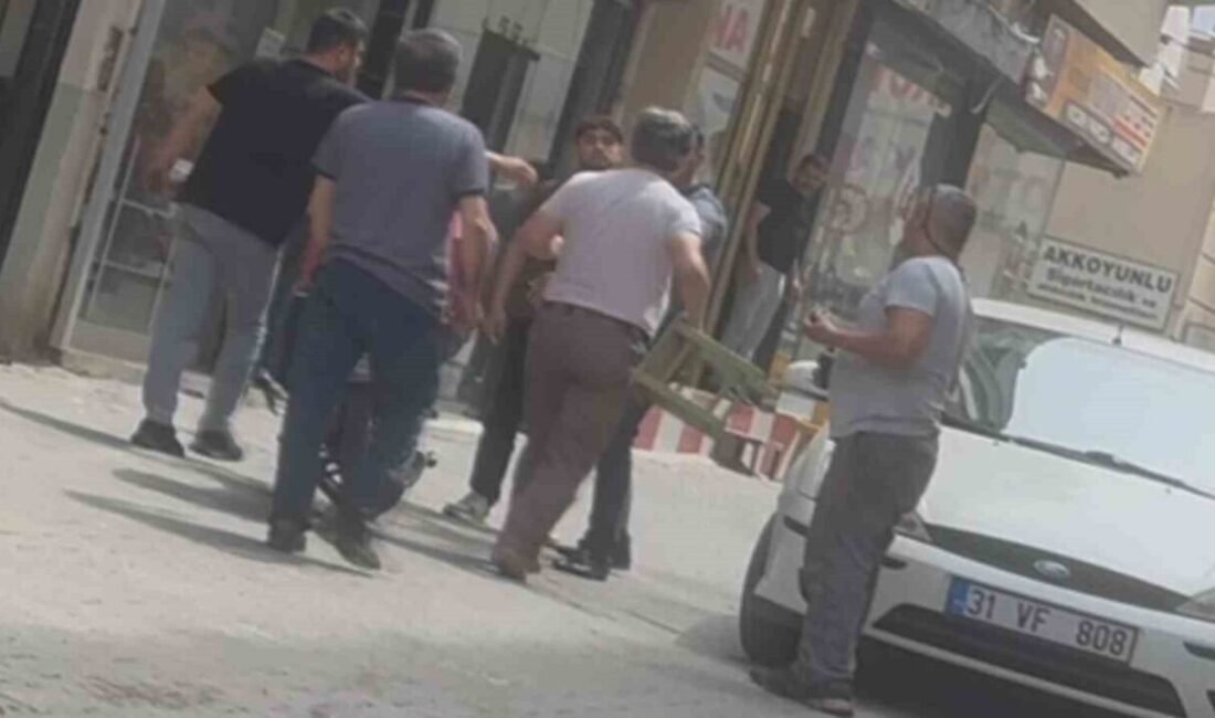 Hatay’da esnaf ile yanından hızla geçen kurye arasında yaşanan tartışma