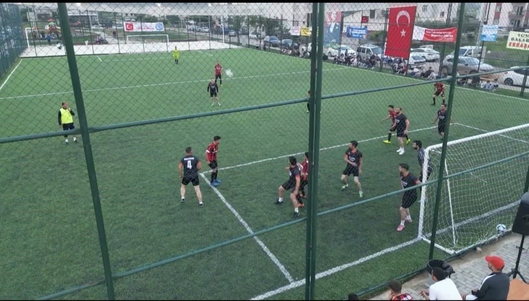 Adana’nın Kozan ilçesinde her mahalle futbol takımı kurdu, belediye öncülüğünde