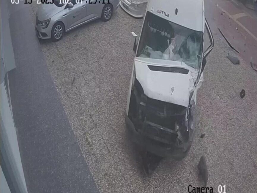 Antalya’da sabah saatlerinde meydana gelen trafik kazasında 2 servis aracı