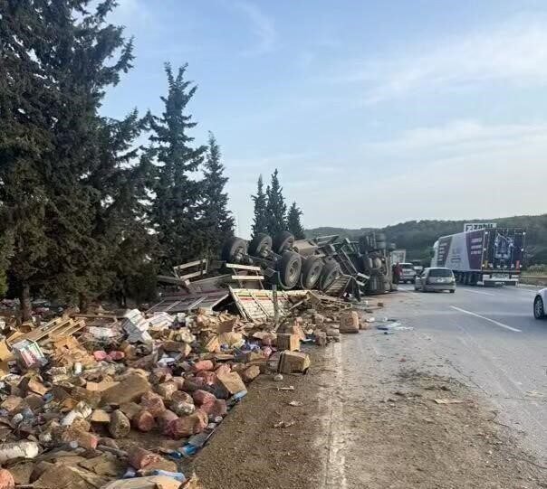 Mersin’in Tarsus ilçesinde iki tır ve bir otomobilin karıştığı kaza
