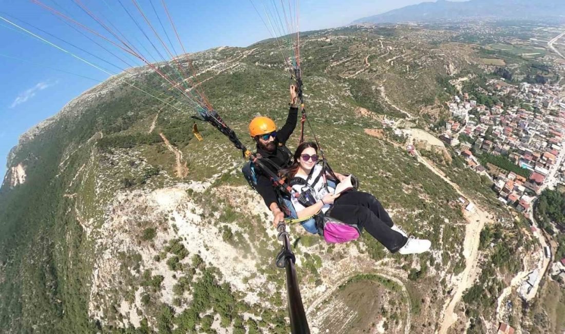 Hatay’da paraşütle ilk kez uçma deneyimini yaşayan afetzede çocuklar, metrelerce