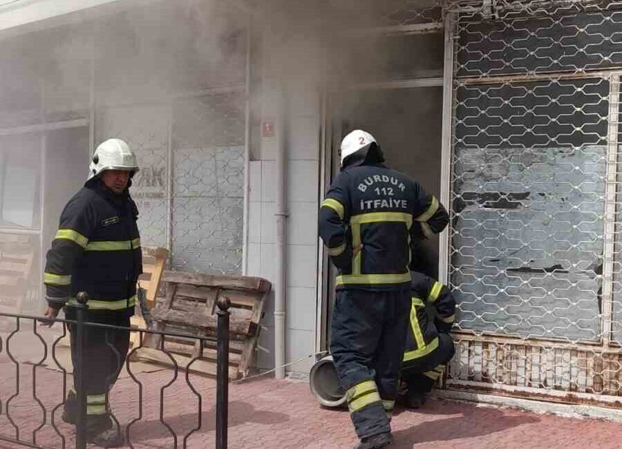 Burdur’da bir kahve imalathanesinde çıkan yangında 25 kilogram kavrulmuş kahve