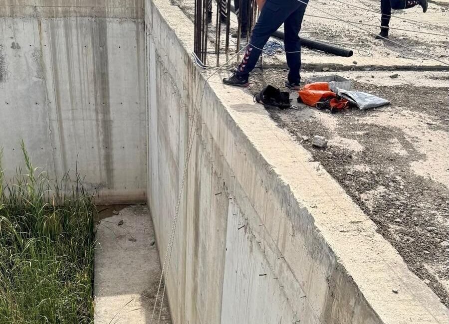 Hatay’da 10 metrelik inşaat temeline düşen kediyi itfaiye kurtardı. Antakya