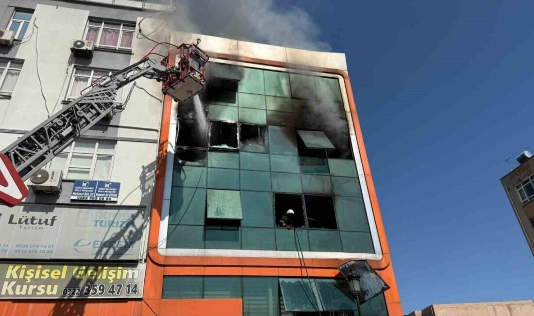 Adana’da bir iş merkezinde çıkan yangında alevlerden kaçmaya çalışan 2