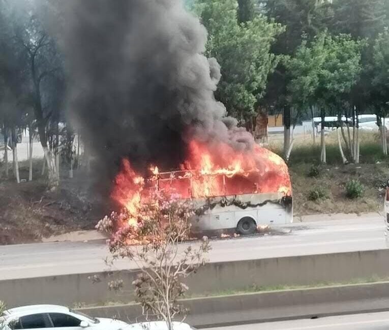 Adana’da seyir halindeki işçi servisi alev alev yandı. Sürücünün aracı