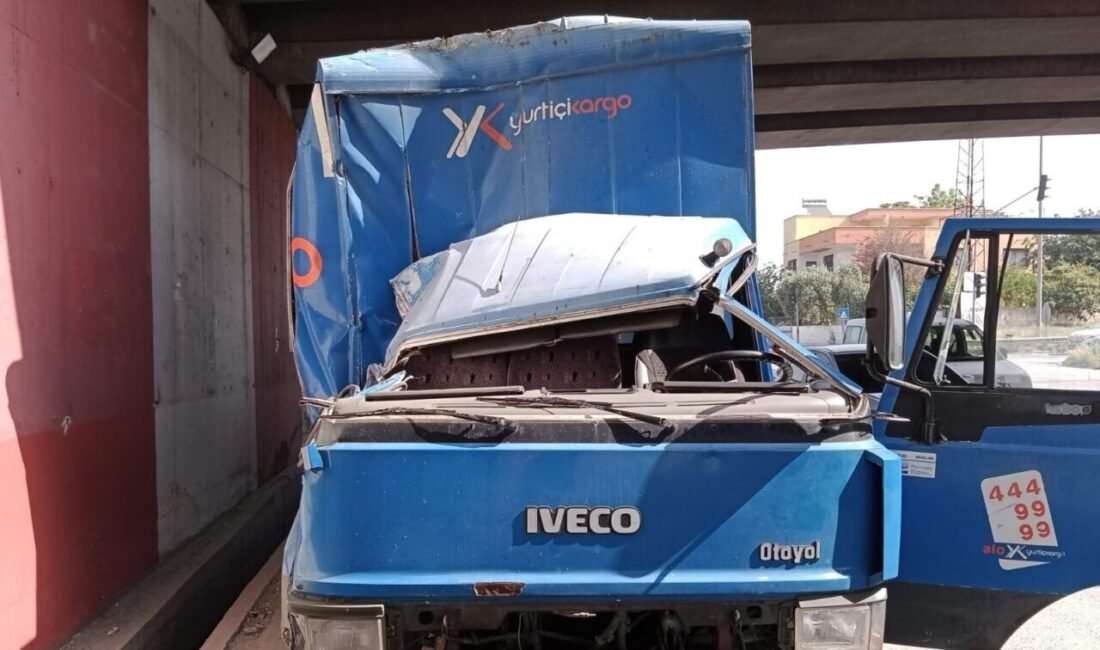 Hatay Dörtyol ilçesinde, işçi servisiyle çarpışan Yurtiçi kargo kamyonu hurdaya