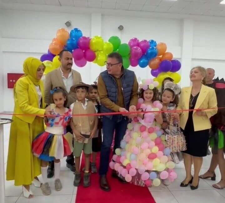 Hatay’ın İskenderun ilçesinde öğrencilerin atık malzemelerle oluşturdukları kıyafetlerle yaptıkları defile