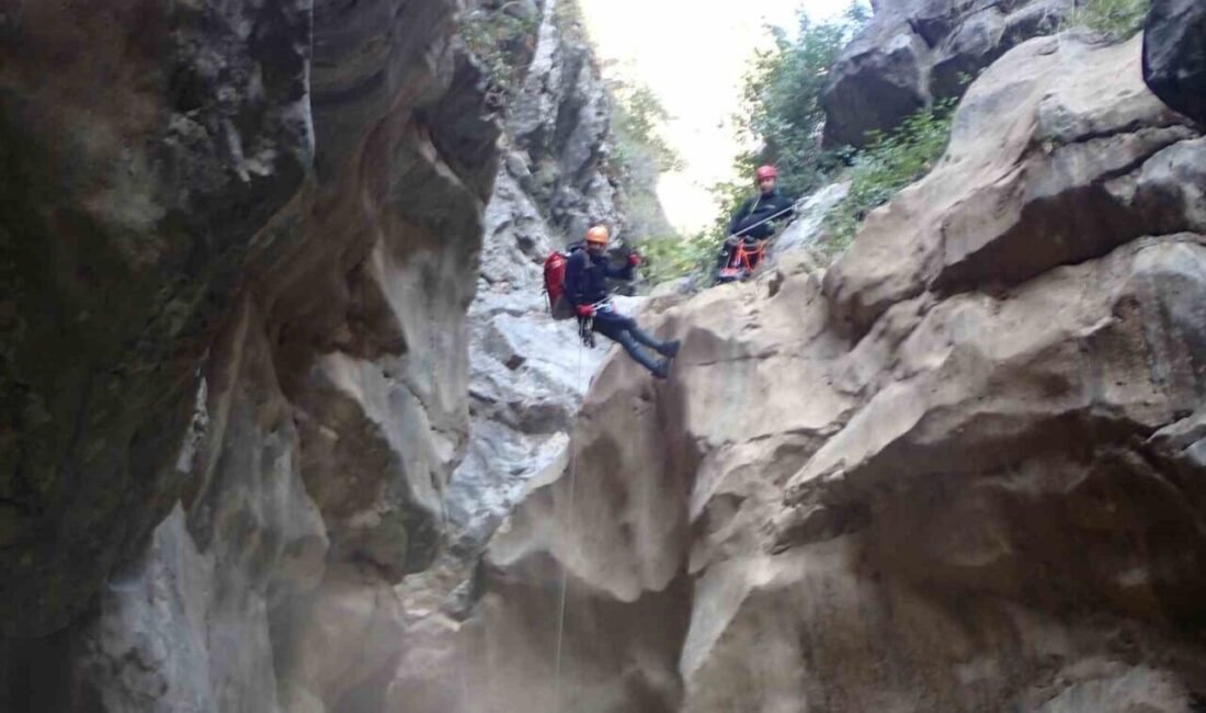 Isparta’nın Sütçüler ilçesinde bulunan Yazılı Kanyon’da serinlemek için suya girmek
