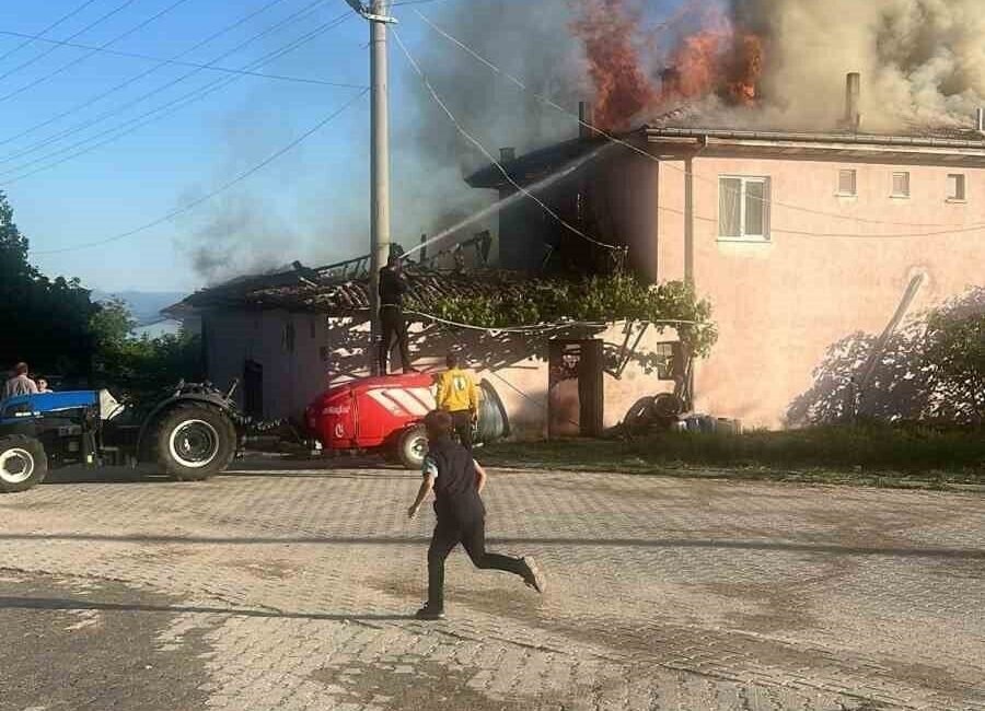 Isparta’nın Eğirdir ilçesi Barla köyünde 2 kardeşe ait ahşap evde