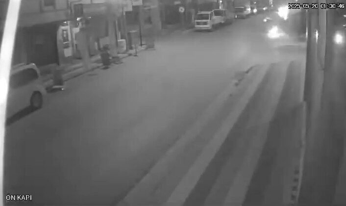 Isparta’da motosiklet sürücüsü yol kenarındaki çöp konteynerine çarparak yaralandı. Kaza