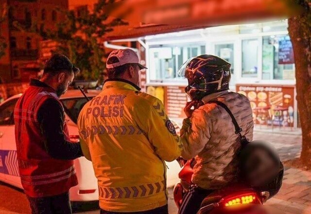 Isparta Emniyet ekipleri, trafik ve asayişin sağlanması amacıyla gece saatlerinde