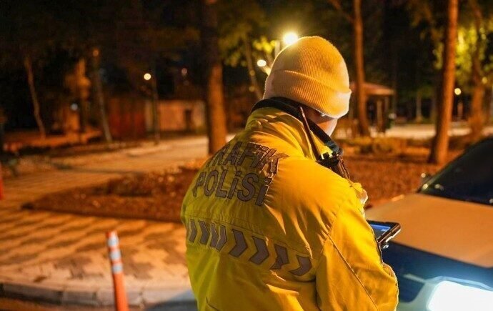 Isparta İl Emniyet Müdürlüğü ekiplerince 21.00-23.30 saatleri arasında gerçekleştirilen trafik