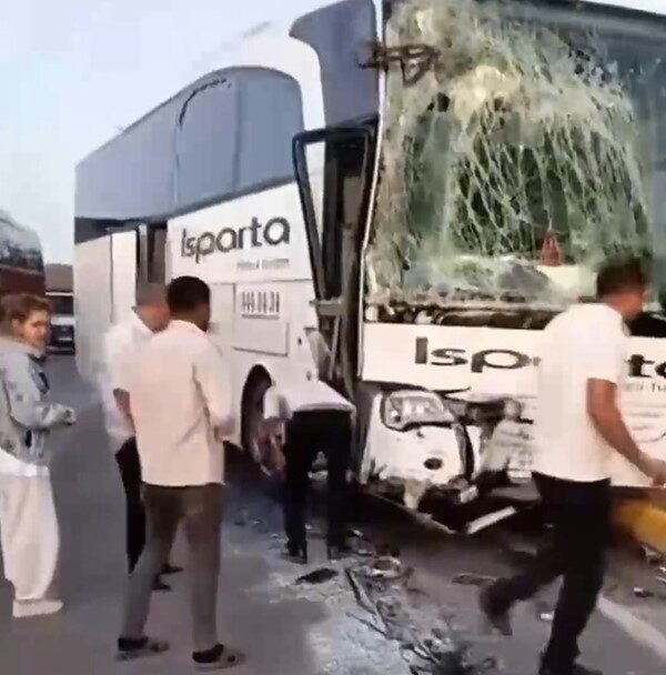 Isparta-Afyonkarahisar Karayolu’nda iki otobüsün çarpışması sonucu biri ağır, toplam 27