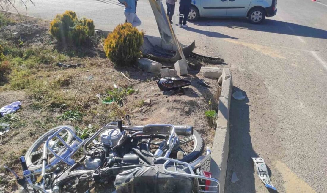 Isparta’nın Şarkikaraağaç ilçesinde kamyonet ile motosikletin çarpışması sonucu meydana gelen