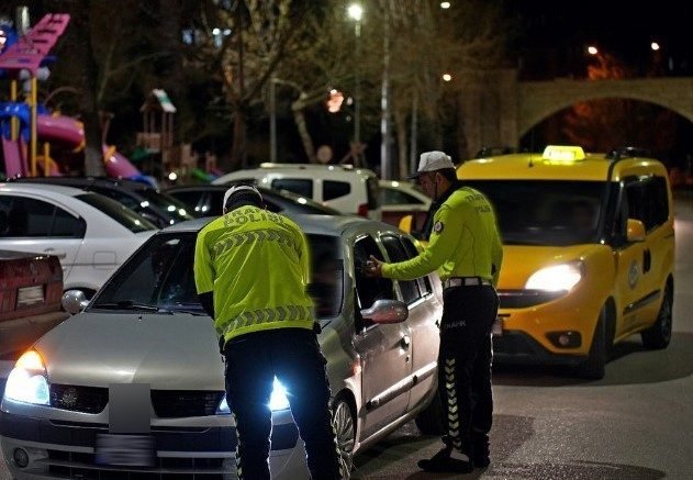 Isparta İl Emniyet Müdürlüğü tarafından dün akşam gerçekleştirilen denetimlerde 96