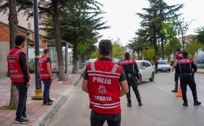 Isparta’da okul çevreleri, parklar, kafeler ve servis araçlarında yapılan denetimlerde