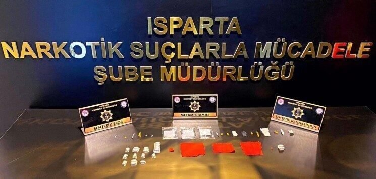 Isparta’da düzenlenen uyuşturucu operasyonunda sentetik kannabinoid, metamfetamin ve sentetik ecza