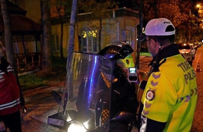 Isparta’da gece saatlerinde yapılan denetimlerde 182 kişi ve 79 araç