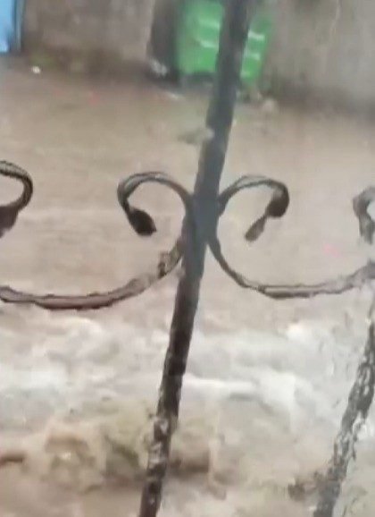 Kahramanmaraş’ta aniden bastıran sağanak ve dolu hayatı olumsuz etkiledi. Kahramanmaraş’ta